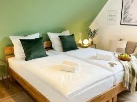 Großes Apartment,Ferienwohnung Mut 90 qm2, großer Aufenthaltsbereich für Firmen, Gruppen, Familien, Nahe Ulm, 3 Schlafzimmer, WLAN,Hotel-TV,Einzelbetten,Garten,ruhige Lage,Bettwäsche,Handtücher inklusive,Self Check-in,Nahe BWK,Uni,Legoland