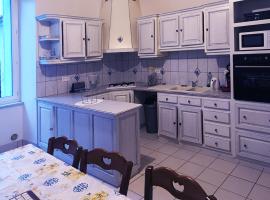 MAISON ENTIERE CENTRE-VILLE DE 4 à 12 PERSONNES，位于吕费克的酒店