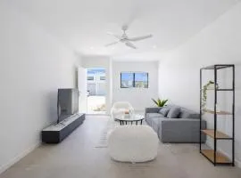 Modern 4BR Townhouse Near Transport and Shops