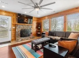 Stunning Mountain Retreat! Packed with Fun! Air Hockey Table! - Two Sisters Chalet