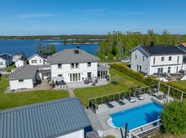 Fristående hus med stor trädgård och pool，位于韦斯特维克的酒店