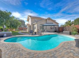 Desert Escape Home with 3BD 3BA with Pool and Jacuzzi，位于Wildomar的酒店