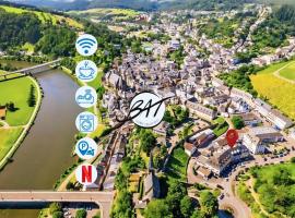 BAT Home Solutions Saarburg Altstadt - alles was ein Hotel nicht bietet - 3 Apartments 45 bis 75 qm für bis zu 12 Personen - direkt unter der Burg - 2 Min zur Altstadt - Weinbergblick, Heimkino und E-Ladesäulen，位于萨尔堡的酒店