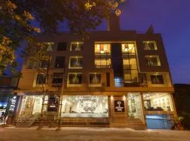 Hotel Silver Oak 7 Minutes Walk to Mahalaxmi Temple