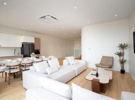 5BR Penthouse in Sukhumvit 650m to BTS Ekamai，位于Khlong Toei的酒店