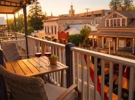 Historic Washington St Balcony