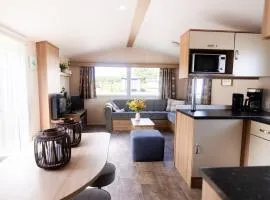 Modern Chalet Inn een Groene Oase van Rust!
