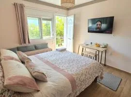 Semelia & Maria's Guest Houses - Cozy Stay for 2