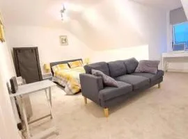 Modern Stay in Ashford Town Centre 5min to Station