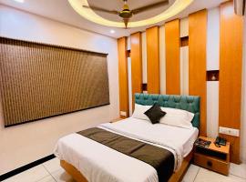 Hotel Hira Palace，位于乌贾因的酒店