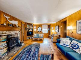 1 Mi to Beach! Family-Friendly Nantucket Retreat，位于楠塔基特的酒店