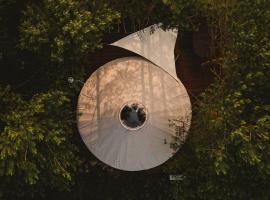 Dzikolas Glamping & Spa - Jurty z prywatnym jacuzzi，位于克拉斯诺布鲁德的酒店