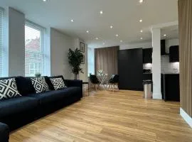Stylish 2 Bedroom Coastal Apartment near Crosby Beach & Liverpool