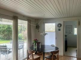 Holiday Home Near Ajstrup Beach With A Cozy Garden，位于Malling的酒店