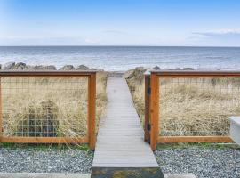 Sequim Shoreline Retreat w/ 2 Decks: Dogs Welcome!，位于塞奎姆的酒店