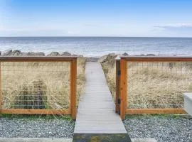 Sequim Shoreline Retreat w/ 2 Decks: Dogs Welcome!