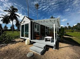 Beachfront Tiny House - Eden Pod with FREE Rowboat，位于苏梅岛的酒店