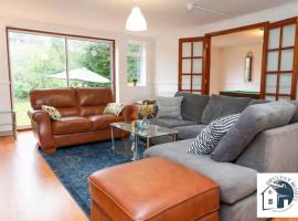 Contractor-Ready 7BR Home - Central Reading Location, Team & Family Friendly, WIFI & Parking，位于卡弗沙姆的酒店