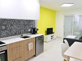 Apartamento REFORMADO en 2021 a 100m Playa Morro de Gós 1 Dormitorio y salón con sofá cama Parking privado