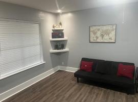 3 bedroom 2 bath private home in Quiet nice Neighborhood，位于多森的酒店