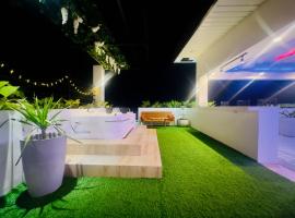 The Penthouse With Outdoor Jacuzzi Private Rooftop Solar Powered Energy，位于公主港的酒店