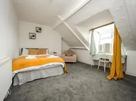 Apt - Sleeps 10 - Parking - Ideal for Contractors