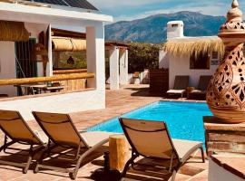 Casa Bambú Boutique Studios Andalusië with pool and Mountain Views，位于贝莱斯的酒店