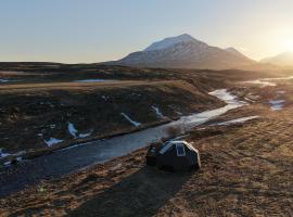Igloo-Dome by a River - Sky Sighting，位于Litli-Árskógssandur的酒店