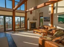 Ucluelet Luxury Oceanview Condo 3BD with Loft Steps to Beach