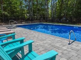 Spacious Home with Private In-Ground Pool，位于布鲁斯特的酒店