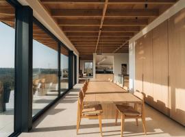 Oakstone Lodge- Gite avec Jacuzzi Piscine et Sauna，位于乌伊埃的酒店