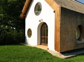 Reed Roof Retreat，位于Füle的酒店