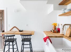 The Forest Door - Studio Suite in Stone Cottage，位于Tryon的酒店