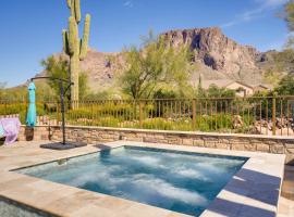 Superstition Mtn Estate! Luxe Pool and Rooftop Deck，位于阿帕奇章克申的酒店