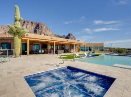 Luxury Outdoor Oasis! Superstition Mtns Retreat，位于阿帕奇章克申的酒店