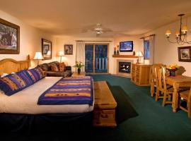 阿尔卑斯一田一墅套房酒店，位于陶斯滑雪谷Taos Regional Airport - TSM附近的酒店