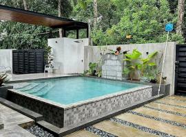 Luxury Tagaytay Staycation with Heated Pool - 25 Pax - Arcade - Near Tourist Spots，位于锡朗的酒店