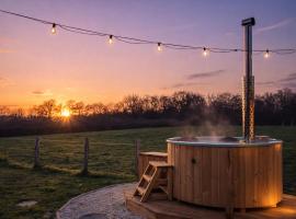 Roulotte de charme avec bain nordique et brasero - Autun, Morvan，位于Antully的酒店