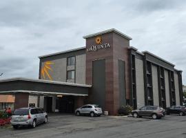 约翰逊城宾厄姆顿拉昆塔宾馆，位于Johnson City的酒店