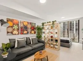 Central Downtown Studio with Pool and Gym Amenities
