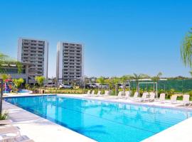 Stylish studio with gym, padel court and pool，位于Limpio的酒店