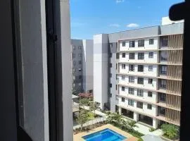 Apartamento com 2 quartos vista para piscina