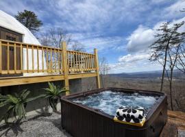 Glamping Dome with Hot Tub and Mountain Views，位于Hays的酒店