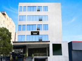Super Townhouse HITEC City Metro Station Formerly JKC Grand，位于Madhapur的酒店