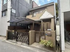 逸居 花園町 最大10人 無料駐車場1台 地下鉄花園町駅徒歩6分 心斎橋なんば日本橋5分