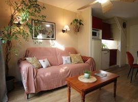 Maison cosy 6 pers - piscine chauffée - nature et lac - Monflanquin，位于蒙夫朗屈安的酒店