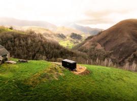 Bele Ame - Parcel Tiny House - Tiny House face aux Pyrénées, près de Lourdes MAE-4543，位于Arrodets-ez-Angles的酒店
