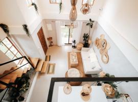 Balay nimo by Sachzna，位于Amadeo的酒店