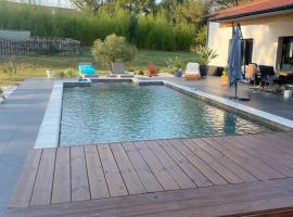 Villa avec piscine et jacuzzi，位于Escource的酒店
