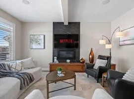 Luxurious Home Near Canal Central AC and Pool Table